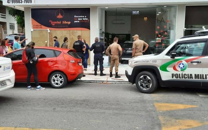 VÍDEO: Homem invade comércio com carro pra tentar matar a ex