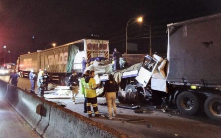Um motorista morre e outro fica ferido em acidente entre caminhões na 101