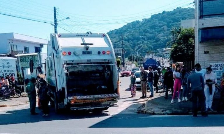 Caminhão da Ambiental atropela e deixa menino de 13 anos em estado grave