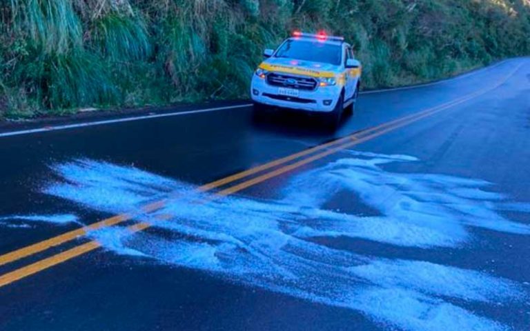 Rodovia de acesso ao Morro da Antena amanhece congelada na Serra