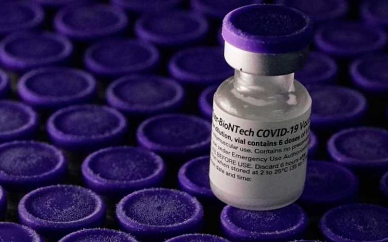 Médico tenta tomar vacina pela terceira vez em Balneário Camboriú