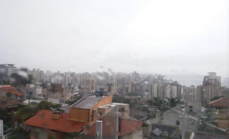 Frente fria traz chuva e derruba temperaturas na região