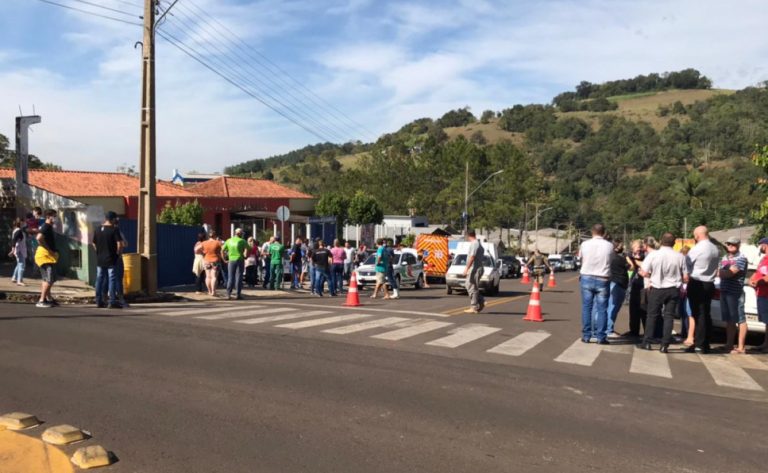 Jovem de 18 anos invade creche com facão, mata crianças e professoras em SC