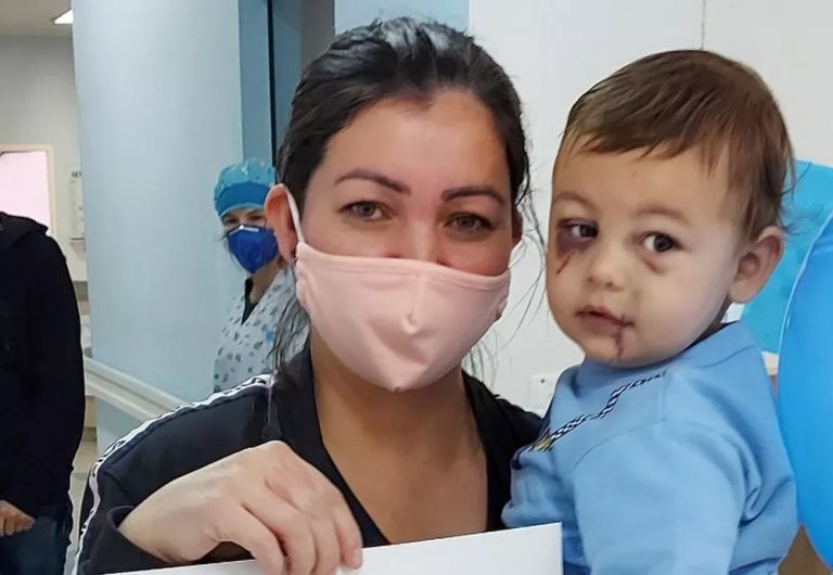 Bebê ferido em ataque a creche recebe alta médica no Dia das Mães