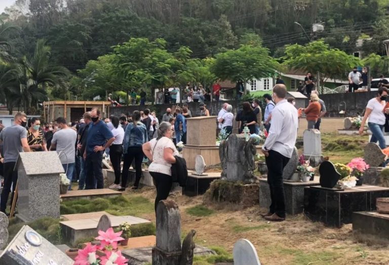 Enterro de vítimas de atentado em creche reúne amigos e familiares