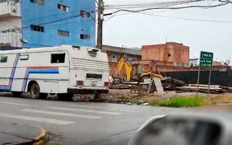 Em nova denúncia, máquina da prefeitura aparece trabalhando em terreno particular