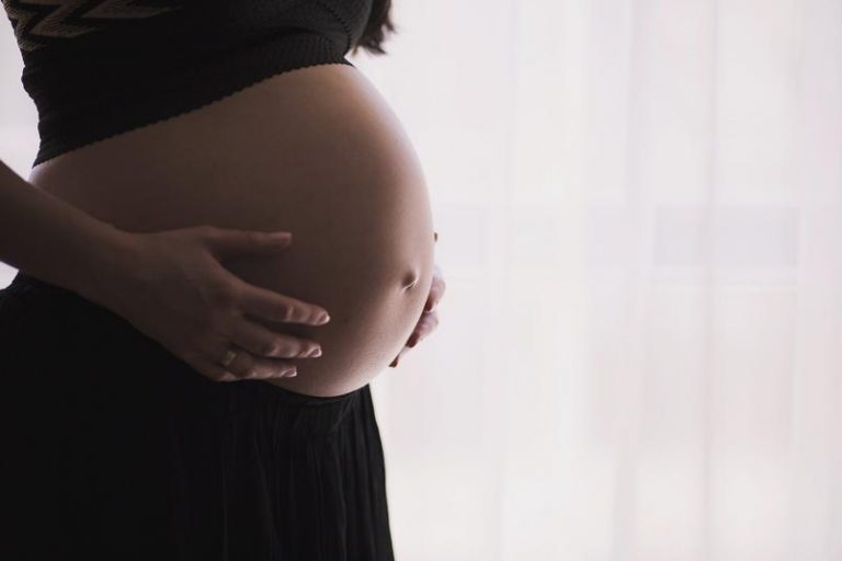 Sancionada lei que coloca mulheres grávidas em home office