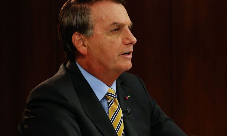 Com dores abdominais, Bolsonaro da entrada em hospital