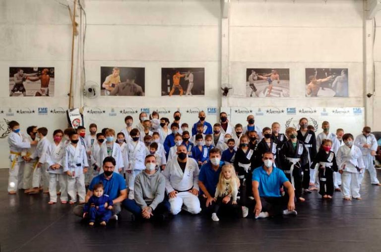 Kimono Sports e Taroii doam 100 kimonos para o Instituto Leonardo Macarrão