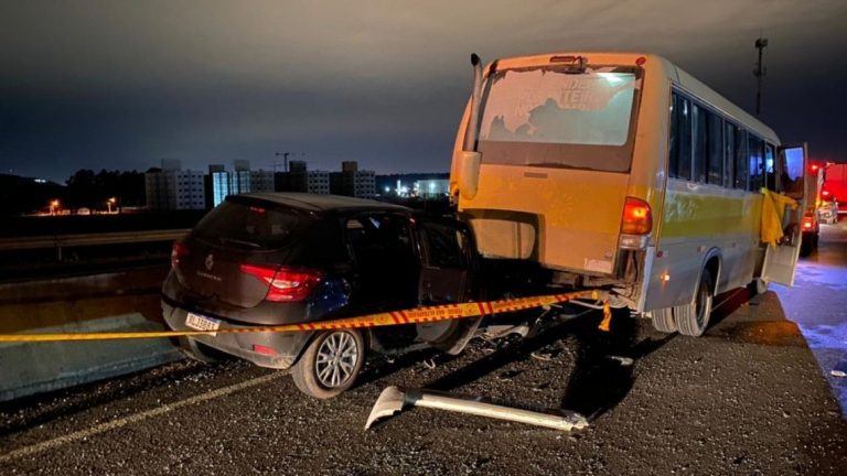 Motorista de ônibus morre prensado por carro na Antônio Heil