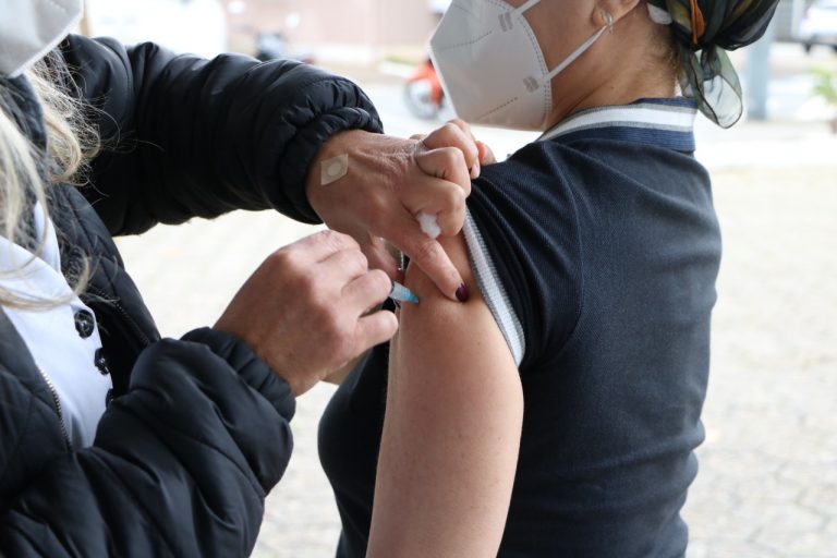 Vacinação contra Covid-19 amplia para pessoas com 49+ na segunda(28)