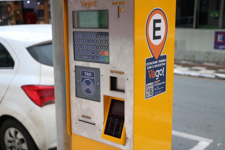 Estacionamento rotativo em BC agora aceita cartão de crédito/débito