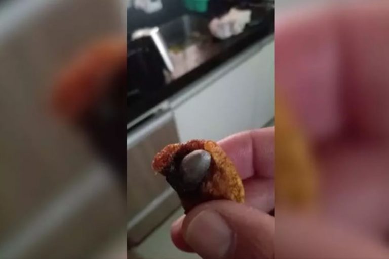 Homem encontra bala de arma de fogo em torresmo