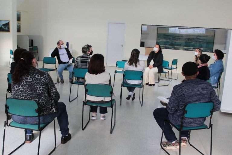 Escritor Bola Teixeira participa de formação com professores em Balneário Camboriú