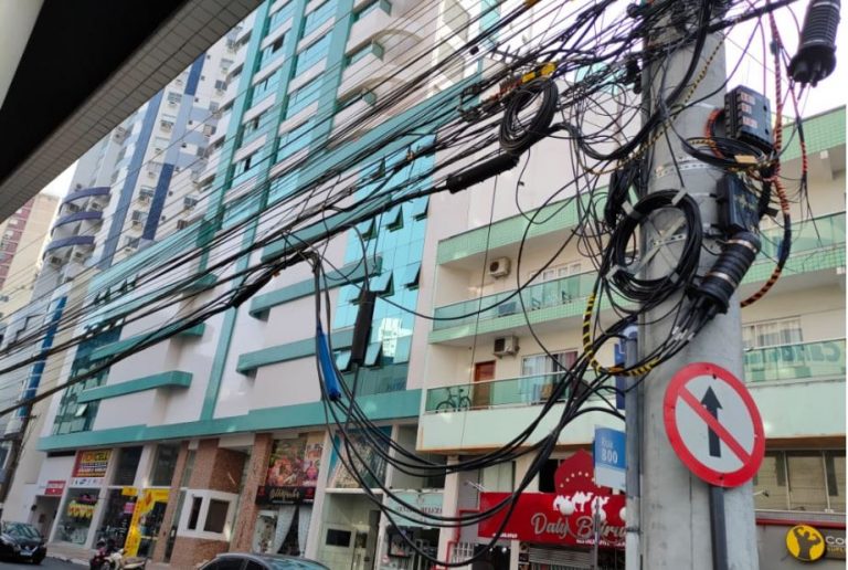 CELESC é multada em R$ 32 mil por fios caídos em Balneário Camboriú