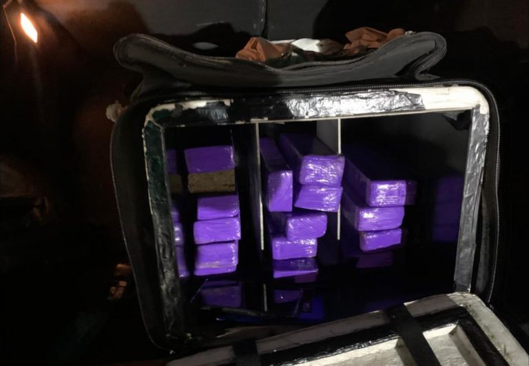 Dois são presos com 10 quilos de maconha escondida em bag de delivery
