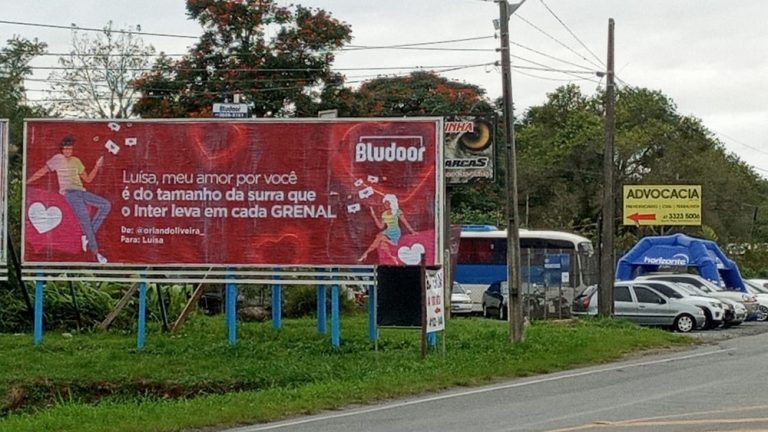 Declaração de namorado em outdoor viraliza em SC