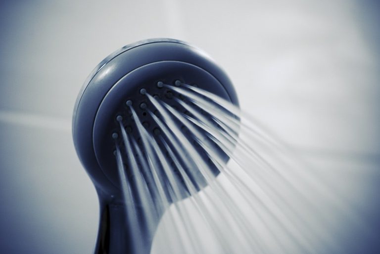 Tomar banho todos os dias pode aumentar infecções, dizem especialistas