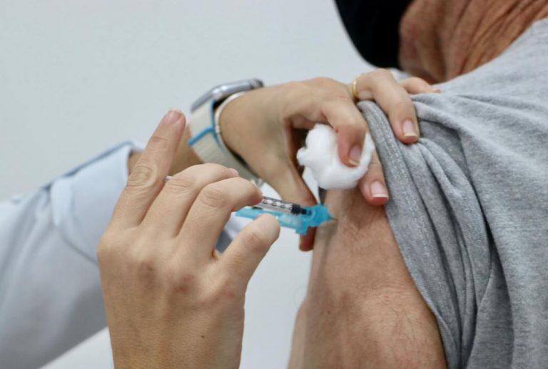Vacinação contra Covid-19 é ampliada para pessoas com 56+
