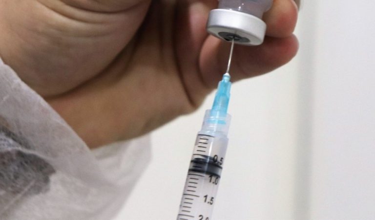 Vacina contra Covid-19 em gestantes, mamães e lactantes está suspensa em BC
