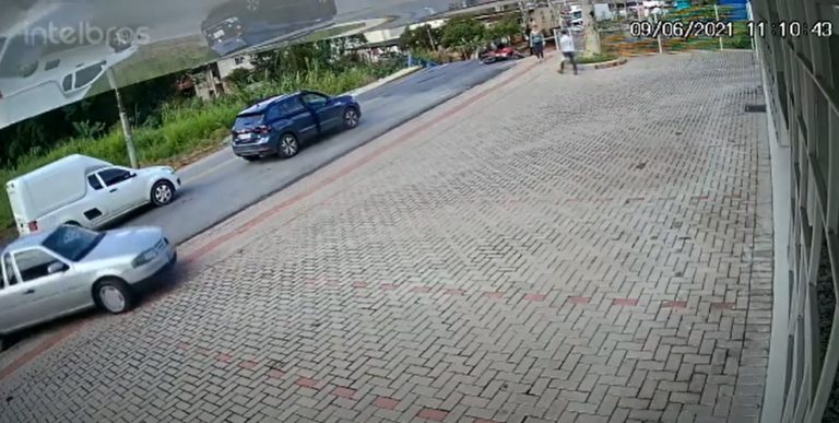 VÍDEO – Mulher cai após mais uma ponte desabar em Brusque