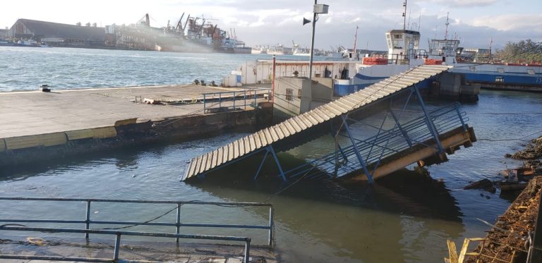 VÍDEO: Navio desgovernado destrói atracadouro de balsas em Santos