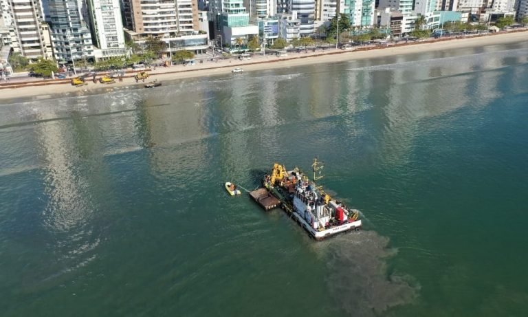 Alargamento da Praia Central: Iniciada a colocação dos tubos na água