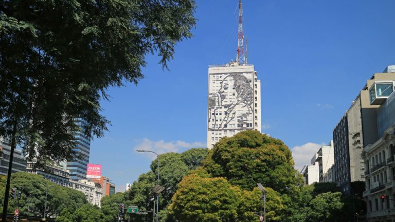 Argentina abre processo de compra de 10 mil pênis de madeira e gera debate em meio à crise de saúde