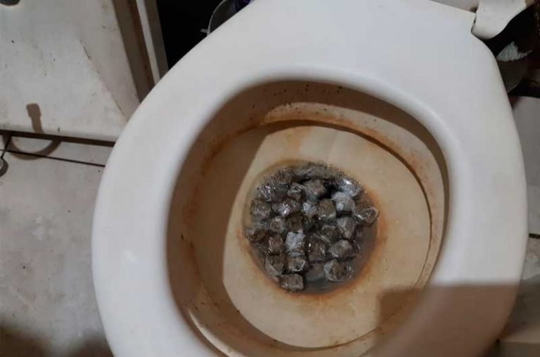 Traficantes tentam dispensar droga mas acabam sendo presos pela PM