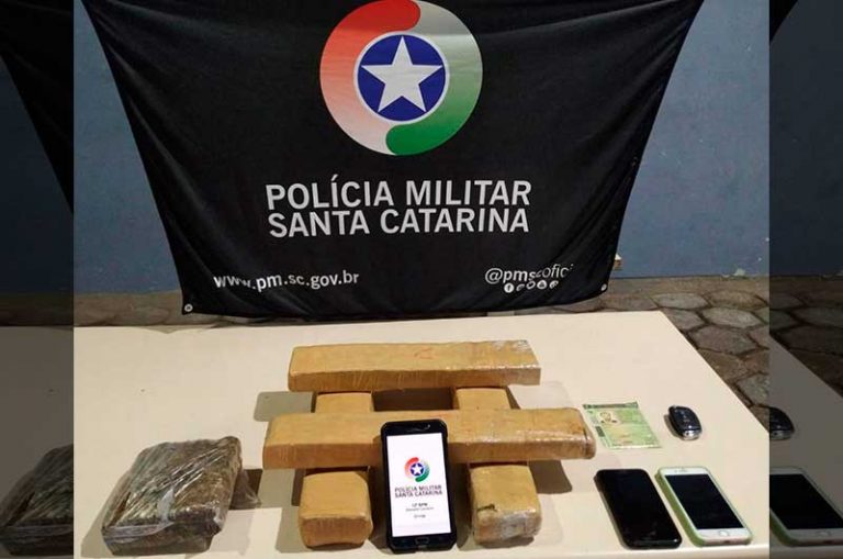 PM persegue veículo suspeito e prende dois com 5kg de drogas