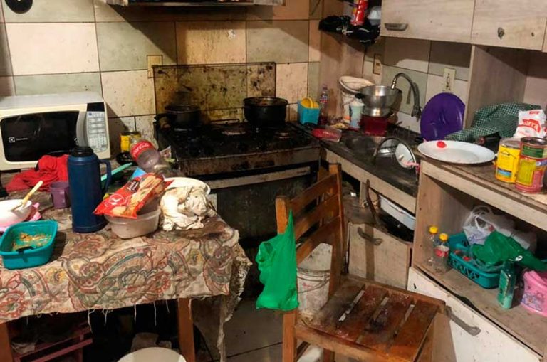 Mãe mantinha filhas em meio a lixo e sujeira em Balneário Camboriú