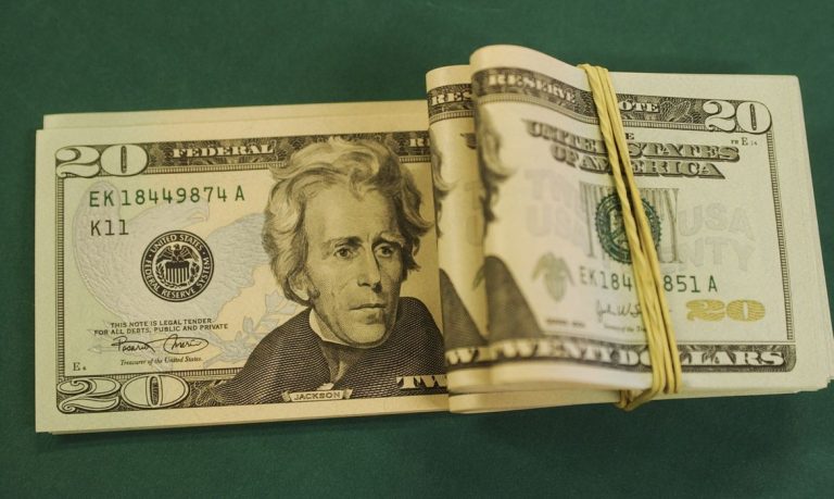 Dólar cai para R$ 5,07 e fecha no menor valor em quase um mês