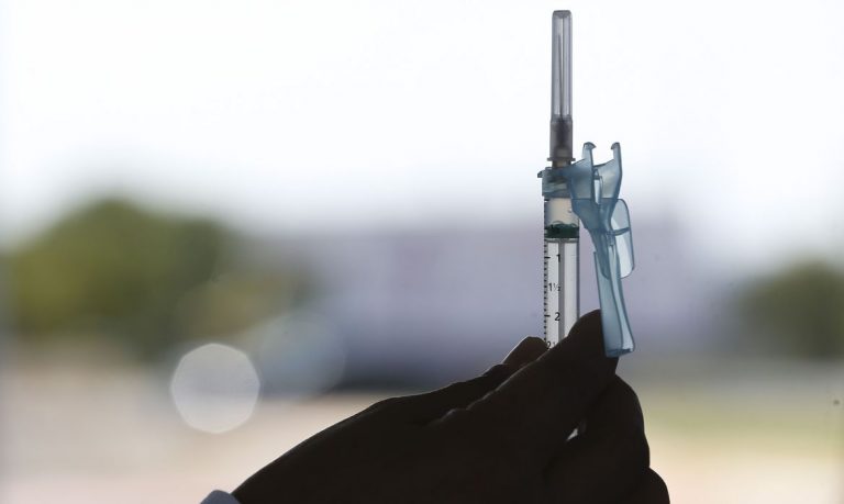 Vacinação contra Covid-19 amplia para pessoas com 28+ nesta quarta