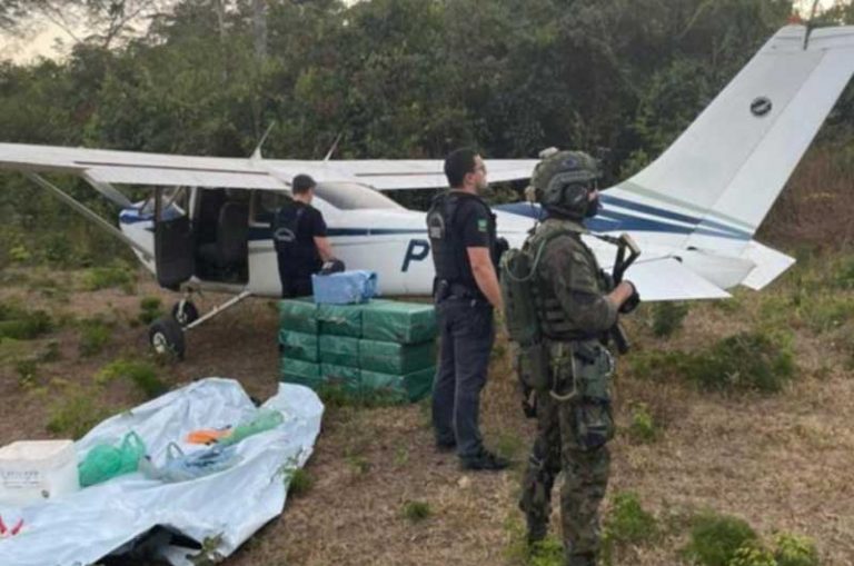 Força Aérea Brasileira intercepta avião com 300 quilos de cocaína vindo da Bolívia