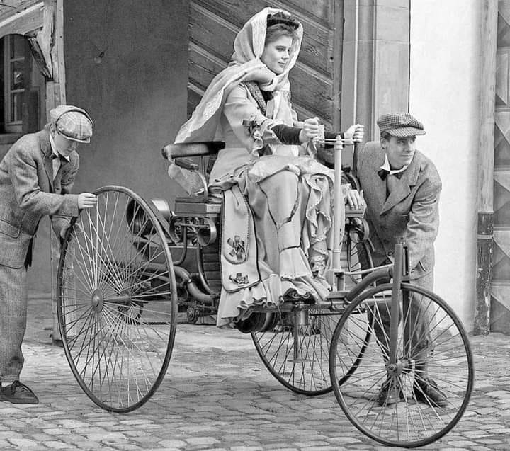 Bertha Benz, a mulher que fez a primeira viagem de carro da história.