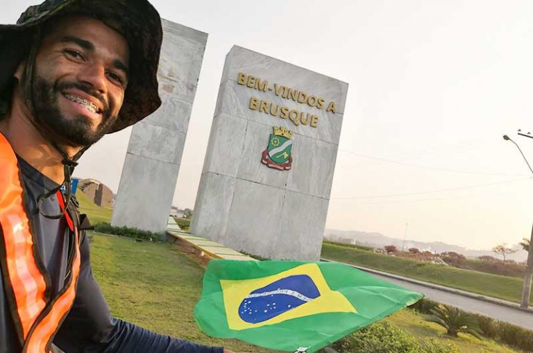 Homem que caminhou mais de 900km chega a Brusque e encontra Luciano Hang