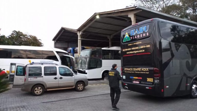 PF prende duas pessoas e interditada empresas em Balneário Camboriú