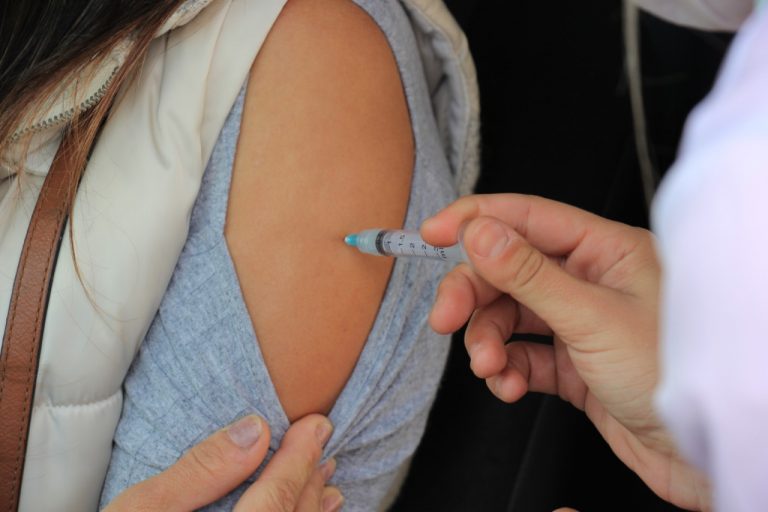 BC amplia vacinação contra Covid-19 para pessoas com 26+ no sábado