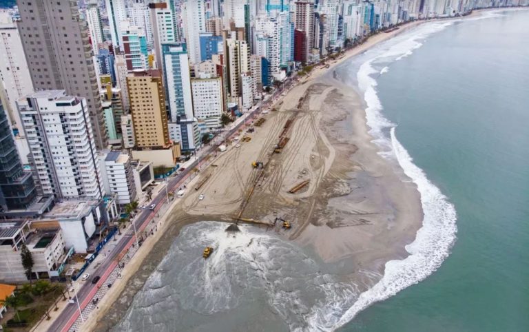 Terá que repor areia na Praia Central em até 20 anos, afirma engenheiro da prefeitura