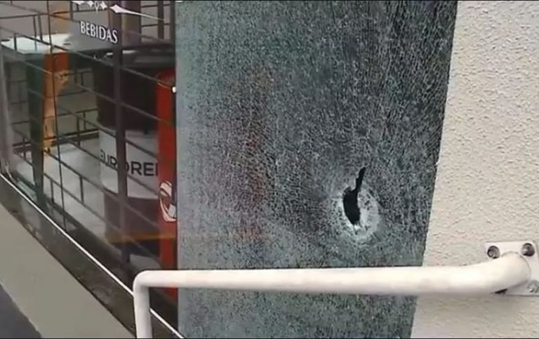 Policial de folga reage a assalto em loja de conveniência e mata 2