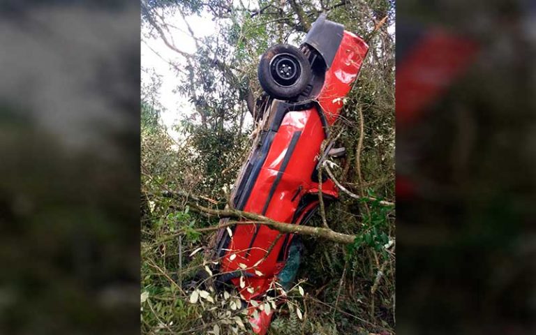 Veículo sai de pista, capota e motorista é socorrido 16 horas depois