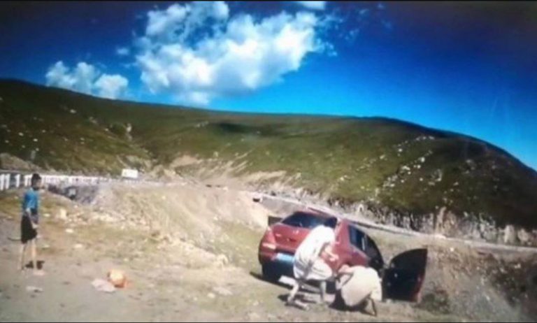 VIDEO: Família para em paisagem e carro cai em penhasco com uma pessoa a bordo