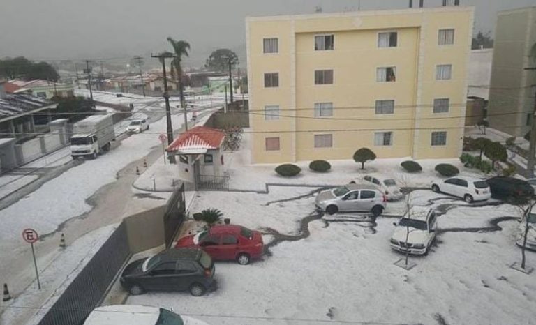 Temporal com granizo atinge Curitiba e região. Confira imagens
