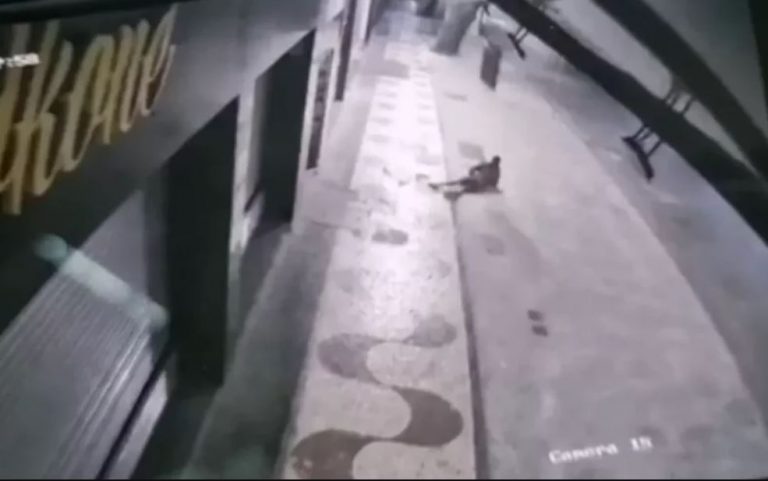 Após roubar TV, ladrão cai do prédio e é atingido por aparelho