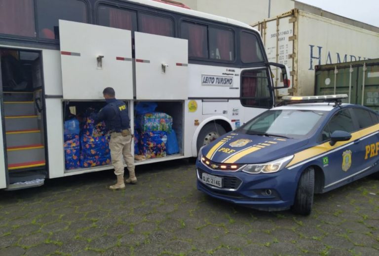 Ônibus é flagrado com bagageiro lotado de muamba na BR 101