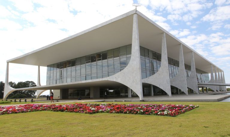 Presidente assina decreto para distribuição gratuita de absorventes
