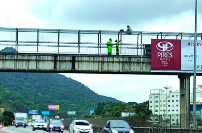 Homem tenta se jogar da passarela da BR 101 e é resgatado por socorristas