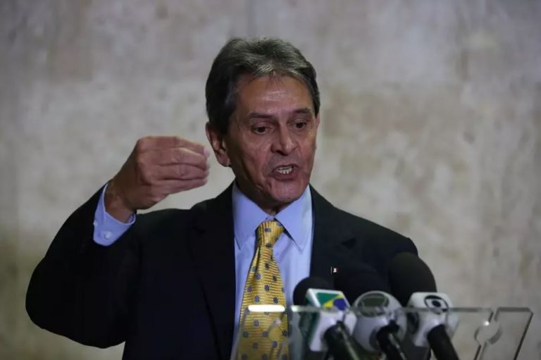 Roberto Jefferson se entrega para a Polícia Federal