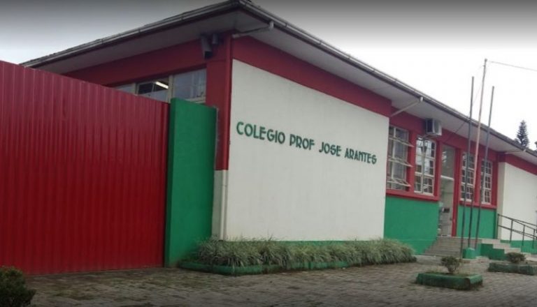 Aluno é flagrado com facão e canivete Colégio Estadual José Arantes