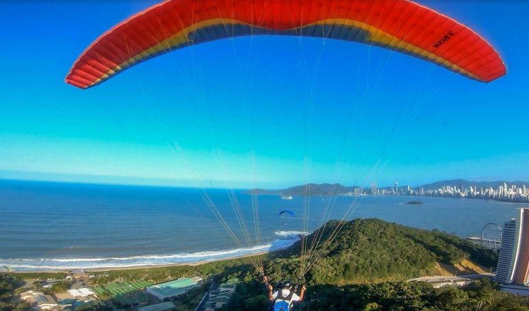 Mais de 2 toneladas de alimentos e 200 brinquedos são arrecadados em ação social de pilotos de parapente